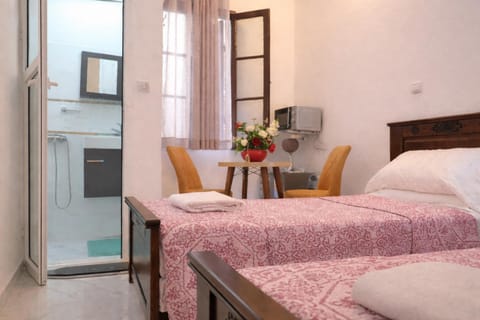Bed, TV and multimedia, Photo of the whole room, Dining area, Bedroom, microwave, minibar