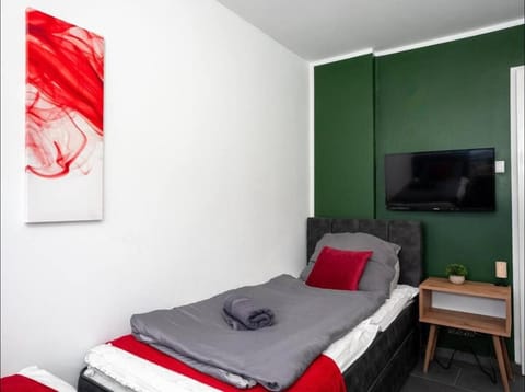 Bed, TV and multimedia, Photo of the whole room, Bedroom, towels