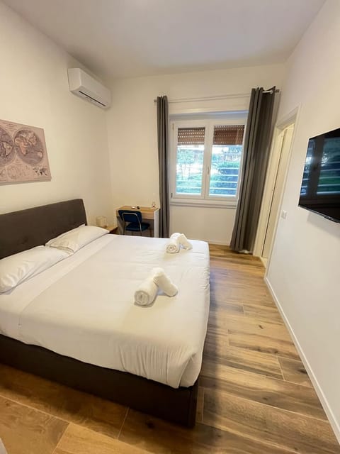 Bed, TV and multimedia, Bedroom, towels, air conditioner