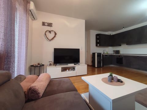 TV and multimedia, Living room, Evening entertainment