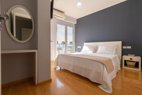 Bed, TV and multimedia, Bedroom
