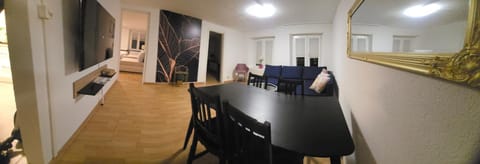 TV and multimedia, Living room, Seating area, Dining area