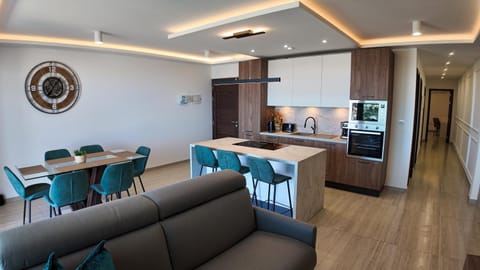 TV and multimedia, Kitchen or kitchenette, Living room, Seating area, Dining area, oven, stove, toaster