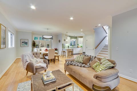 5 Mi to Oregon Zoo Spacious Retreat with Patio House in Portland