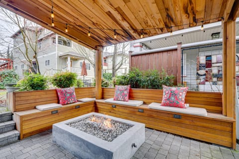 5 Mi to Oregon Zoo Spacious Retreat with Patio House in Portland