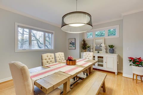 5 Mi to Oregon Zoo Spacious Retreat with Patio House in Portland