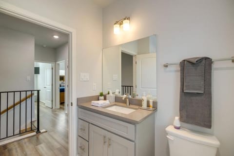 South Houston Townhome with Patio & Gas Grill Apartment in South Houston