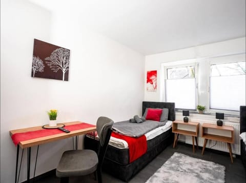 Bed, Photo of the whole room, Seating area, Dining area, Bedroom