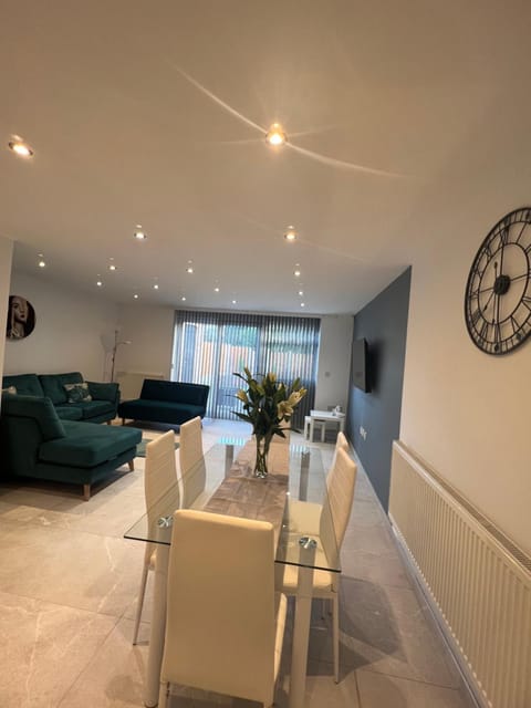 Seating area, Dining area