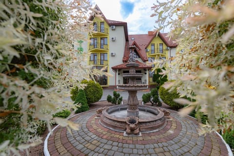 Property building, Restaurant/places to eat