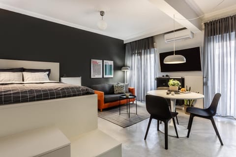 Bed, TV and multimedia, Living room, Photo of the whole room, Seating area, Dining area, Bedroom, air conditioner