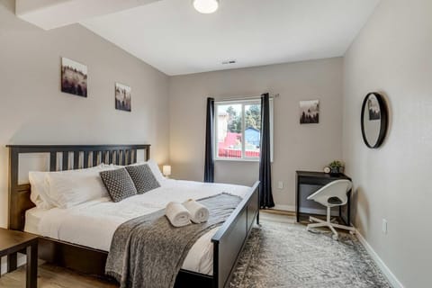 Parkside Ridge Cozy Escape w Hot Tub & Views House in Monument