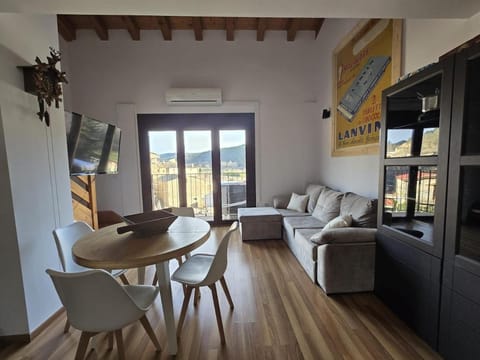 TV and multimedia, Living room, Dining area, air conditioner