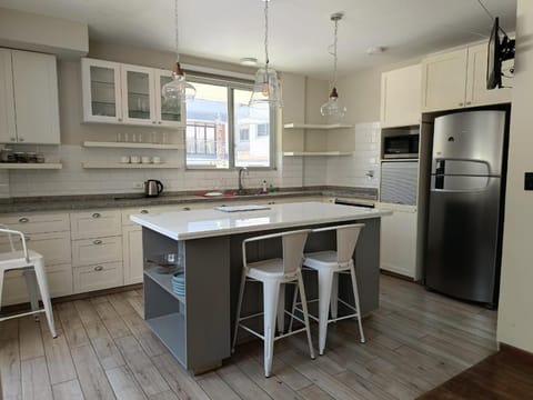 Kitchen or kitchenette, Food and drinks, Dining area, Breakfast, microwave