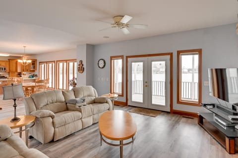 Hot Tub and Dock Waterfront Lake Hamilton Home House in Hamilton