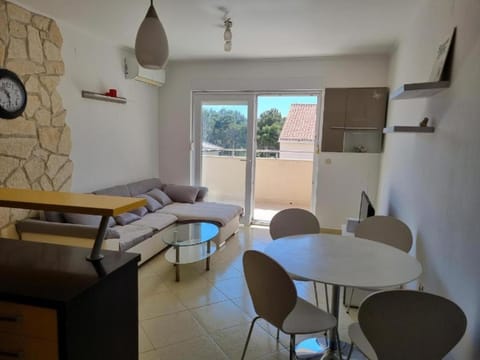 Kitchen or kitchenette, Living room, Seating area, Dining area, air conditioner
