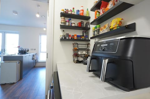 Kitchen or kitchenette, minibar, oven