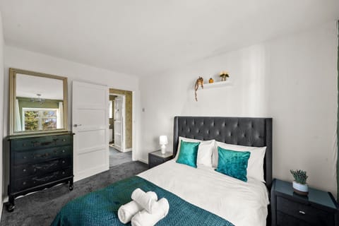 5 bedroom House for Contractors,Workers,Relocation,Insurance,Free Parking, Cottesloe House in Aylesbury