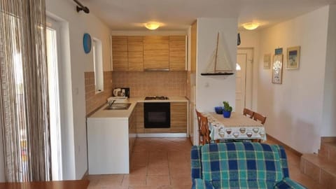 Kitchen or kitchenette, Living room, Seating area, Dining area, stove