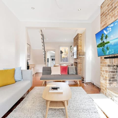 Communal lounge/ TV room, TV and multimedia, Living room, Seating area, Evening entertainment