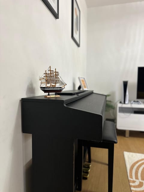 Centrally Located Modern 2 Bedroom Apartment, Minutes Walk to AO Arena Apartment in Salford