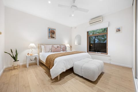 Bed, Photo of the whole room, Bedroom, air conditioner