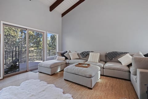 Pine Knoll House in Bend