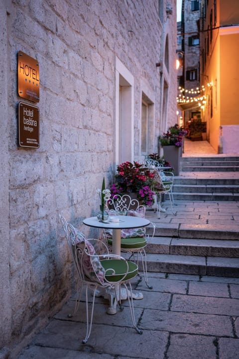 Facade/entrance, Decorative detail