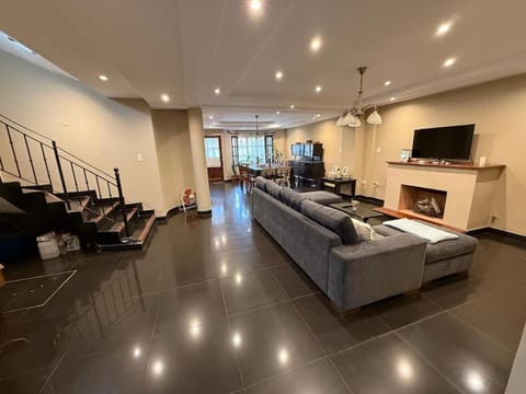 Communal lounge/ TV room, TV and multimedia, Living room, Seating area, Evening entertainment