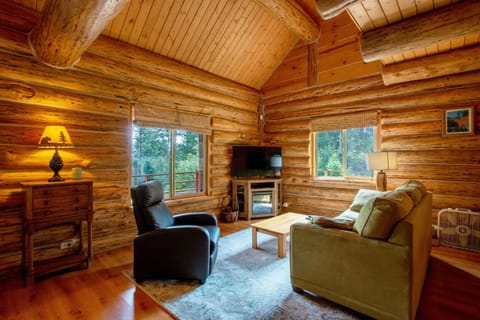The Log Cabin Cabin in Washington