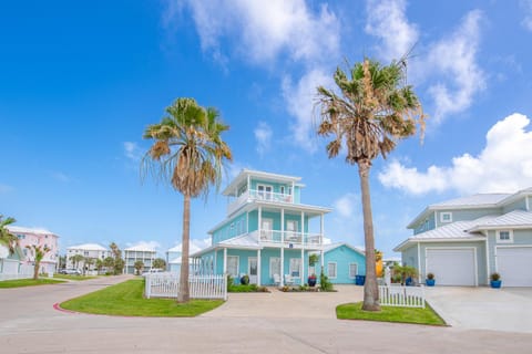 Blue Fin House- Pet Friendly & Boardwalk to the Beach House in Port Aransas