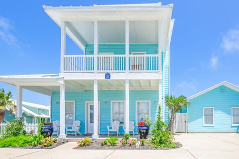 Blue Fin House- Pet Friendly & Boardwalk to the Beach House in Port Aransas