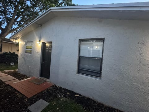 Pacifica Fort Lauderdale Airport Bed and Breakfast in Dania Beach