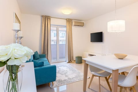 TV and multimedia, Living room, Seating area, Dining area