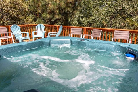 RACC00N Ridge Hot Tub Hideaway Chalet in Idyllwild-Pine Cove