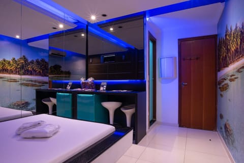 Bed, TV and multimedia, Photo of the whole room, Dining area, Bedroom, oven