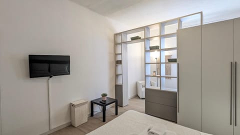 Bed, TV and multimedia, Photo of the whole room, Seating area, Bedroom, wardrobe