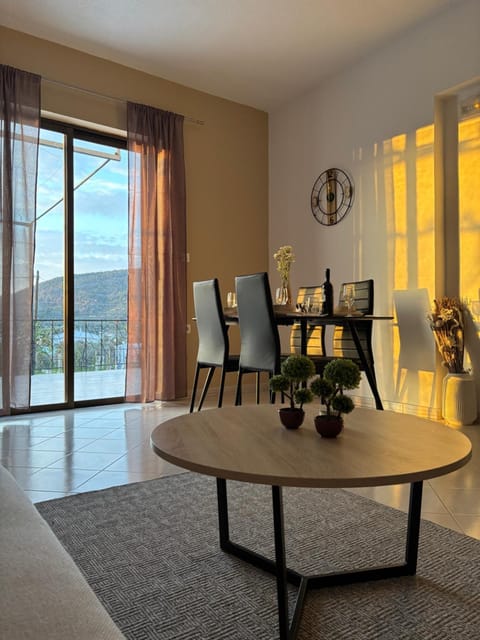 Dining area, Mountain view