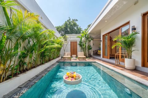 Patio, Swimming pool, sunbed
