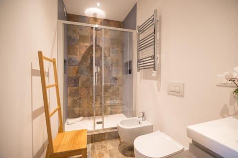 Shower, Toilet, Bathroom, bidet, towels