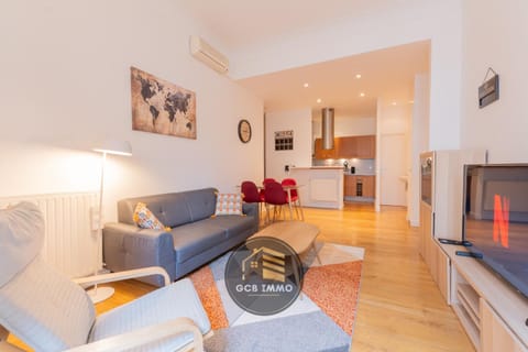 TV and multimedia, Kitchen or kitchenette, Living room, Seating area