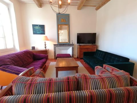 TV and multimedia, Living room, Lounge or bar, Seating area