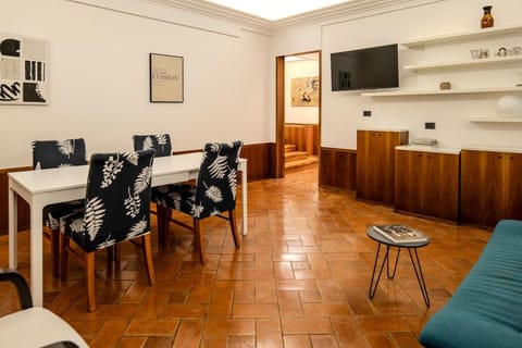 TV and multimedia, Living room, Seating area, Dining area