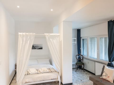 Bed, TV and multimedia, Photo of the whole room, Bedroom, towels