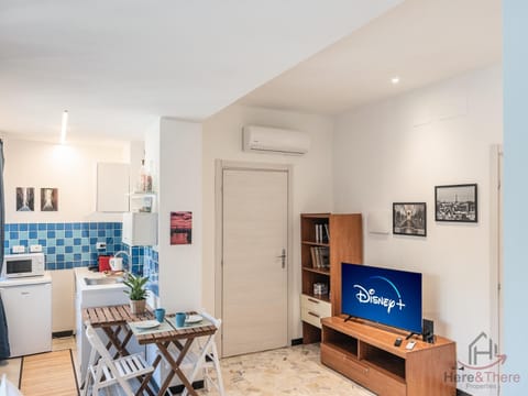 TV and multimedia, Kitchen or kitchenette, Living room, Dining area, air conditioner