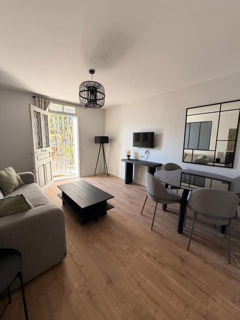 Communal lounge/ TV room, Living room, Seating area