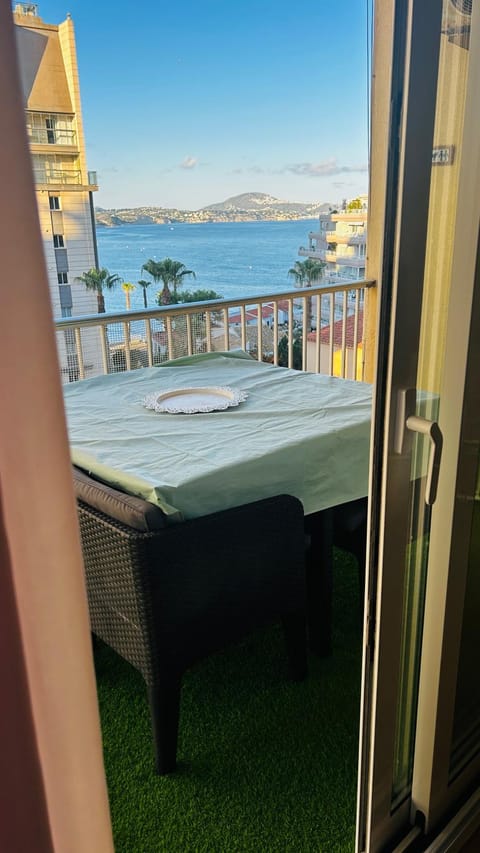 View (from property/room), Balcony/Terrace, Dining area, Sea view