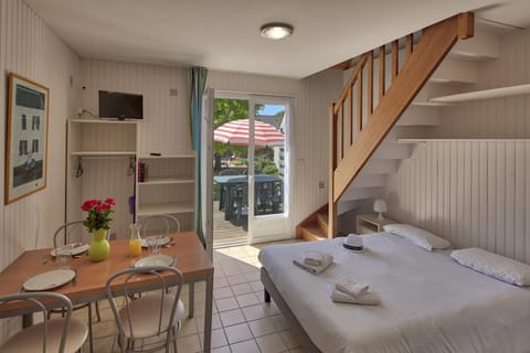 Photo of the whole room, Seating area