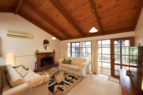 Aireys Garden Hideaway House in Aireys Inlet