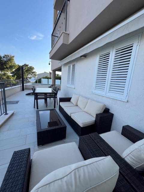 Property building, Patio, Day, Balcony/Terrace, Balcony/Terrace, Seating area